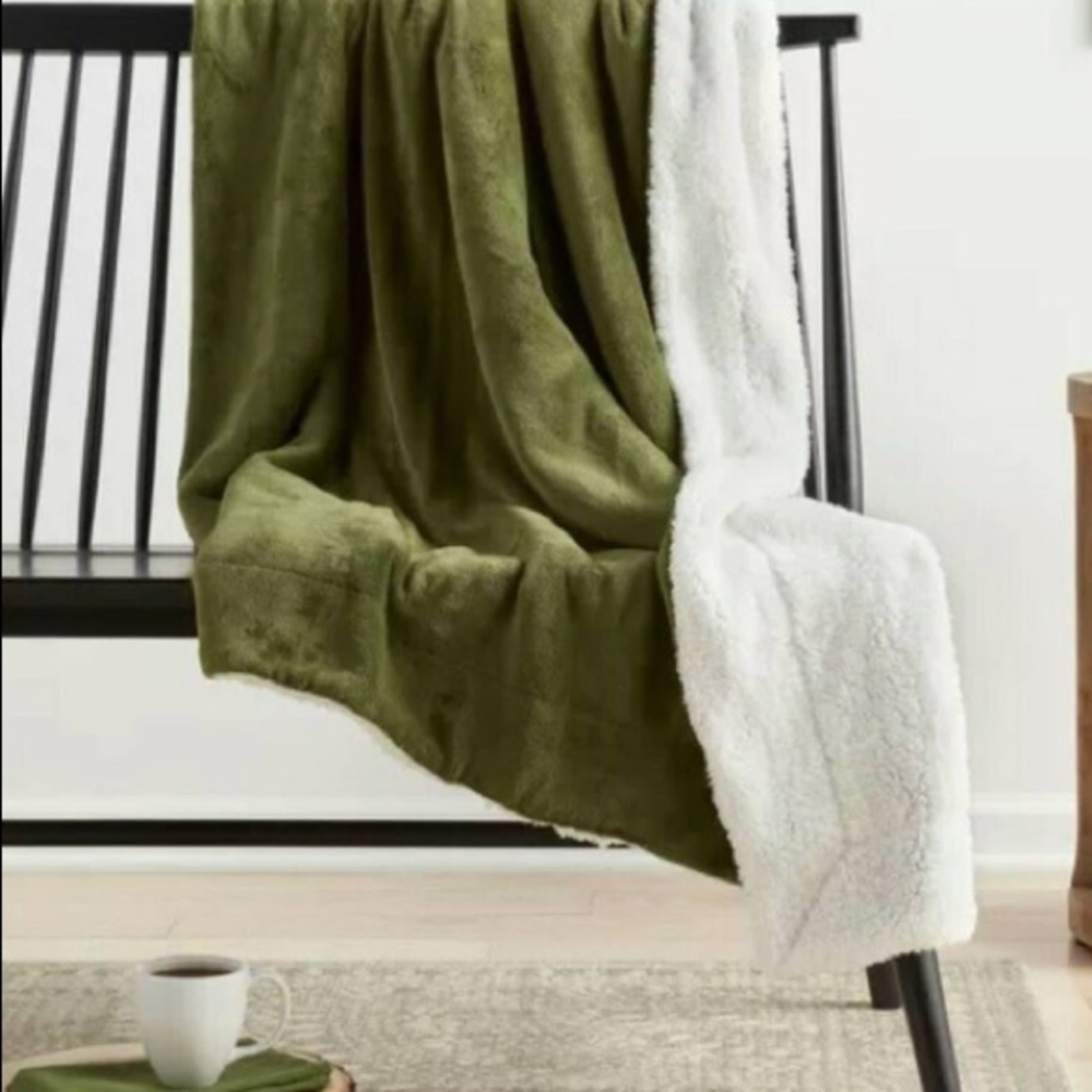 NWOT Solid Plush Throw Blanket with Sherpa Reverse Green- Threshold